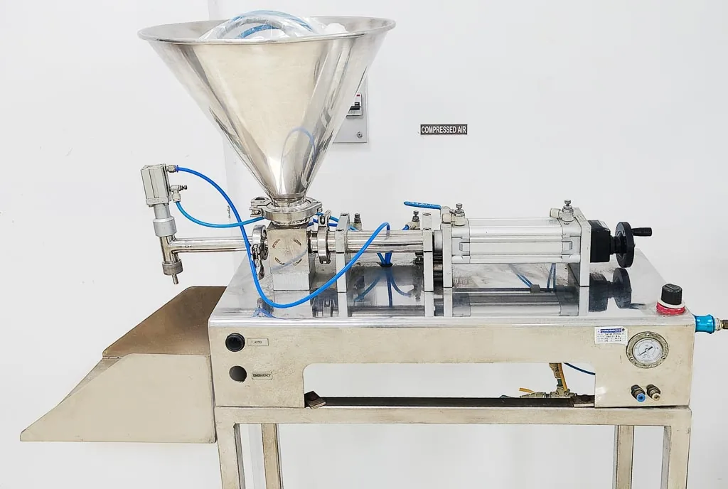Semi-automatic piston filling machine with hopper for liquids and pastes at Stabicon
