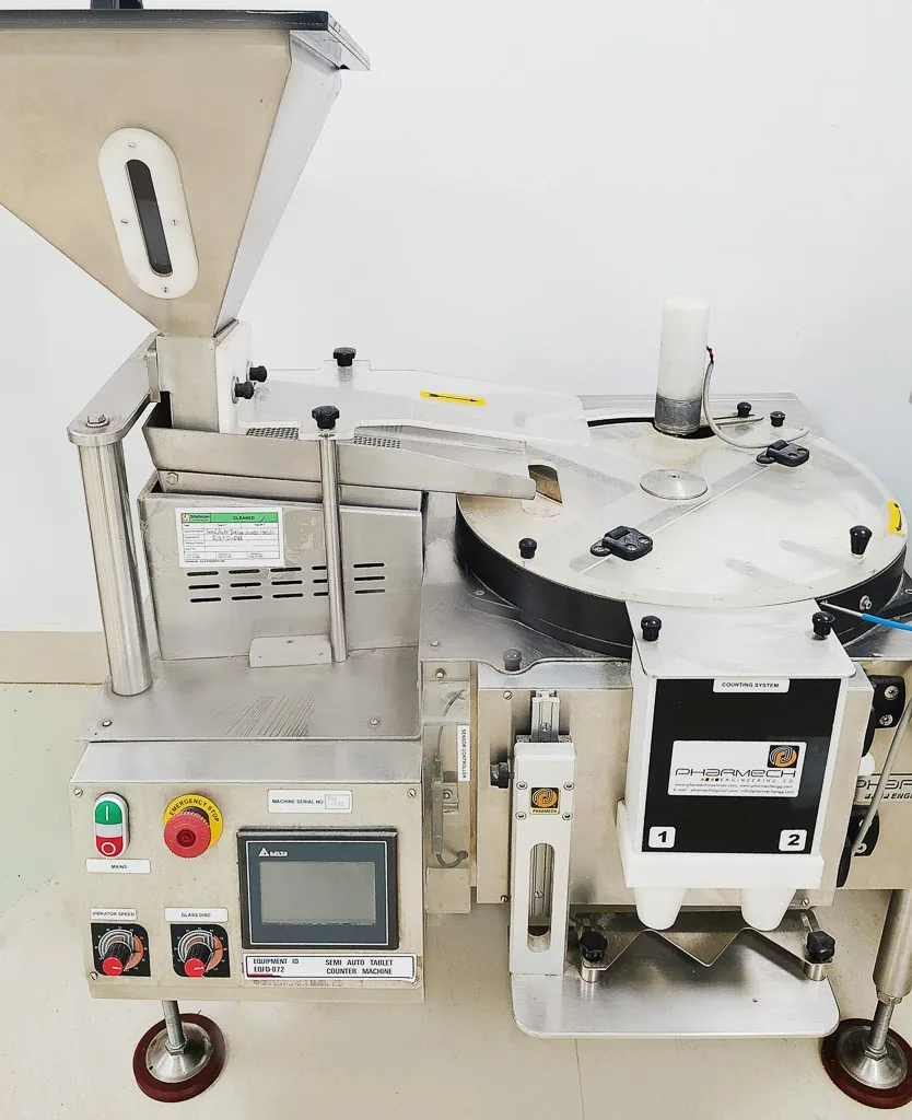 Semi-automatic tablet and capsule counting machine on the Stabicon packaging line