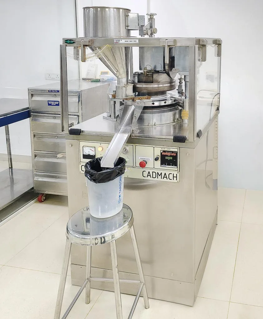 Cadmach rotary tablet press compressing and discharging tablets in the Stabicon compression suite